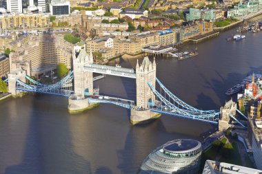 Ariel görünümü Tower Bridge ve Thames Nehri