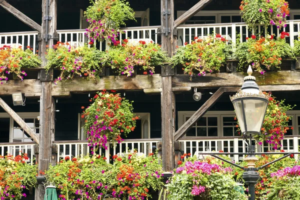 Grande vecchia casa con cesti appesi — Foto Stock