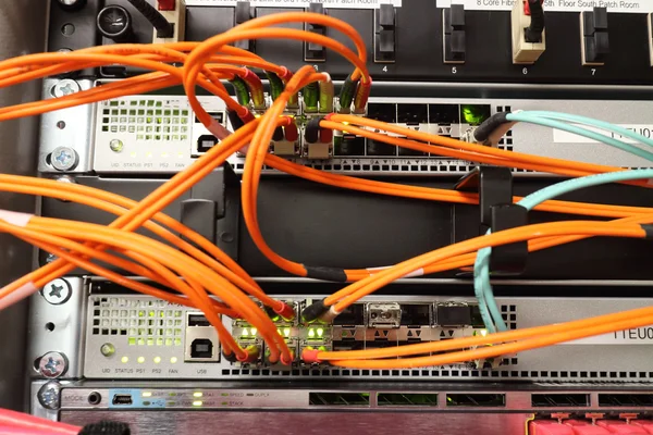 Interruptores de rede de fibra óptica num centro de dados — Fotografia de Stock