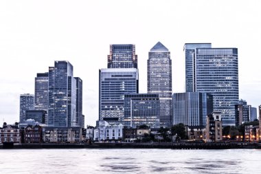 Beyaz Finans bölgesine London Canary Wharf alacakaranlıkta gökyüzü ile soluk