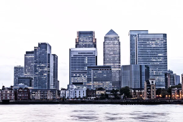 London Canary Wharf distrito financeiro no crepúsculo com o céu desvanecido para branco — Fotografia de Stock