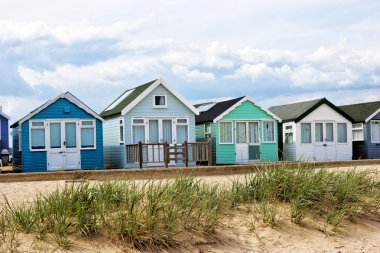 Renkli plaj kulübe gün güneşli yaz İngilizce kıyısında kumlu dunes üzerinde