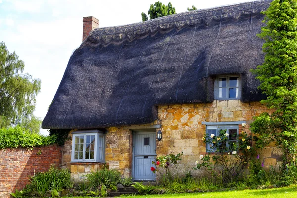 Traditionele oude Engels Cottage met rieten dak — Stockfoto