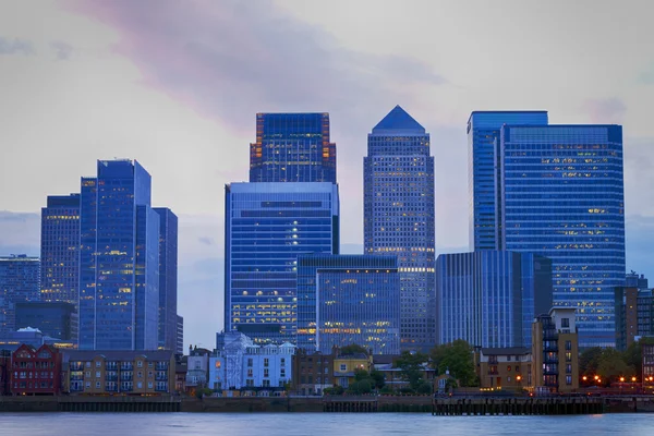 Stadsgezicht van London Docklands financiële centrum in de schemering — Stockfoto
