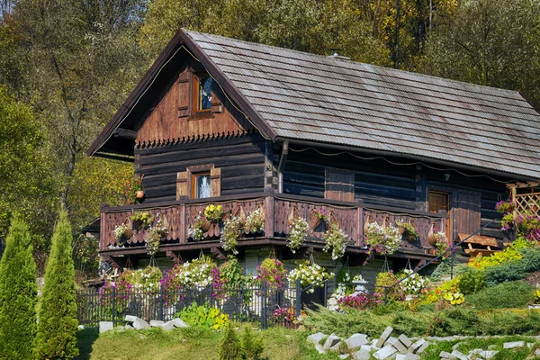 Traditionelle Berghütte aus Holz in Herbstfarben — Stockfoto