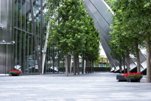 Frente a un moderno edificio de oficinas con columnas de acero — Foto de Stock