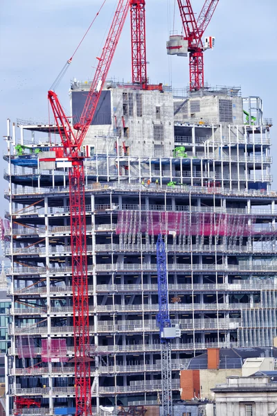 Escritório canteiro de obras com guindastes altos — Fotografia de Stock