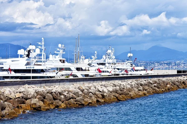 Luxusní jachty v moři harbour — Stock fotografie