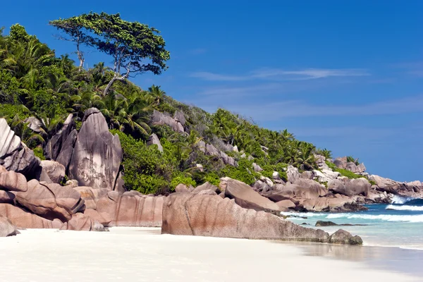 Praia de areia branca na ilha tropical com grandes rochas — Fotografia de Stock