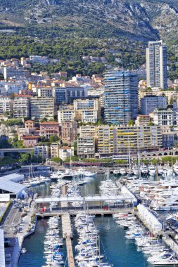 Monte Carlo liman ve şehir tepelerin üstünde canlı havadan görünümü
