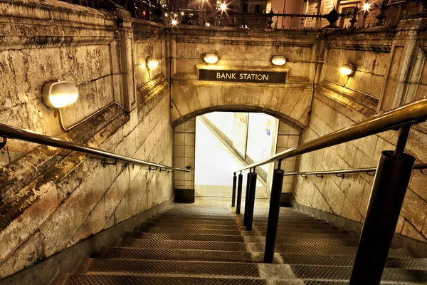 Ingången till en gammal station tunnelbana på natten — Stockfoto