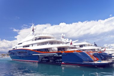 Mega süper yat limanına demirledi