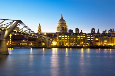 Görünümünü St. Paul Katedrali ve Millennium Köprüsü Londra'da Thames Nehri üzerinde '
