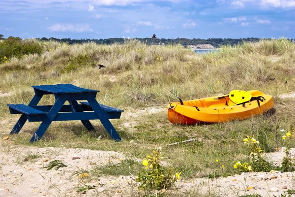 Oranje en gele kajak op een zandige duin door de zee — Stockfoto