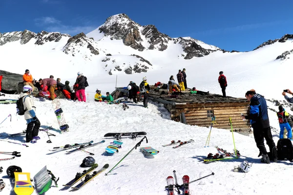 Val Dorens, Alpen, Frankreich, 18. März 2014: Skifahrer und Snowboarder ruhen sich rund um alte Holzhütten in drei Tälern aus — Stockfoto