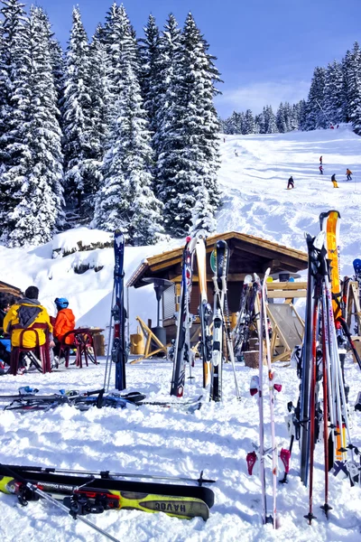 Ciel coloré debout contre un vieux restaurant chalet en bois à côté d'une piste de ski — Photo