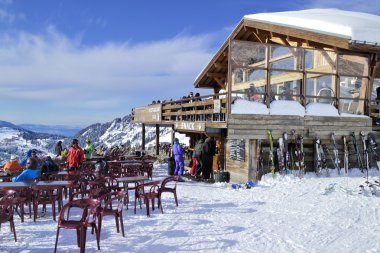 Kayakçı Kayak ve Kayak yamaçlarında bir dağ dağ evi barda snowboard molası
