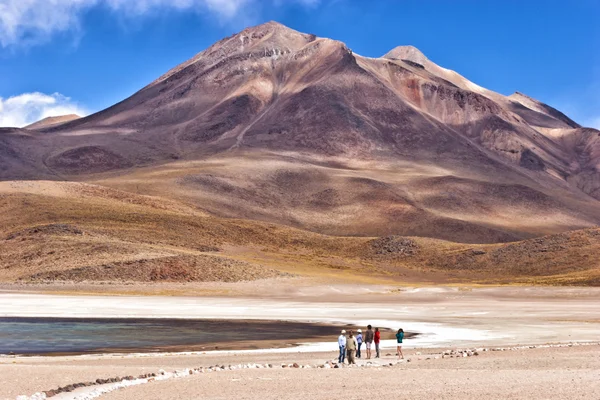 Caminho de pedra para um lago perto de montanhas vulcânicas no deserto de Atacama Chile — Fotografia de Stock