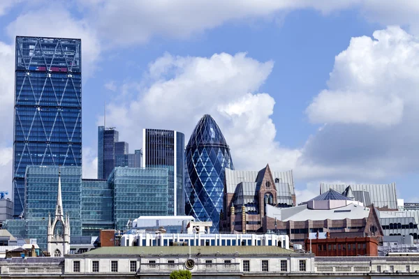 Cidade de Londres vista diurna sobre edifícios antigos e modernos famosos em um dia nublado — Fotografia de Stock