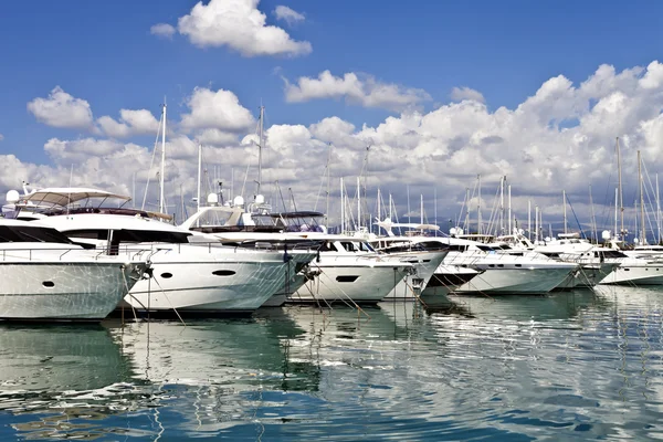 Rij van luxe jachten ligplaats in een haven — Stockfoto