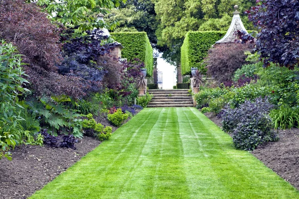 Elegante, jardim paisagístico tradicional com gramado verde exuberante — Fotografia de Stock