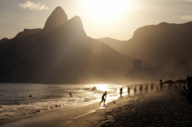Gün batımı siluetleri, Rio de Janeiro Brezilya Ipanema Plajı flare