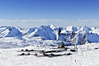 Renkli gökyüzü ve ayakta apre Kayak barın 3 vadiler Kayak merkezinde snowboard