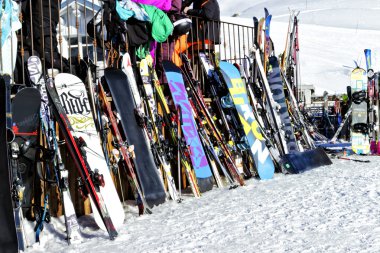Renkli gökyüzü ve ayakta apre Kayak barın 3 vadiler Kayak merkezinde snowboard