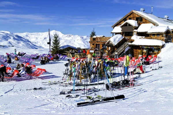 Ciel coloré et snowboards debout devant un bar à ski dans la station de ski des 3 Vallées — Photo