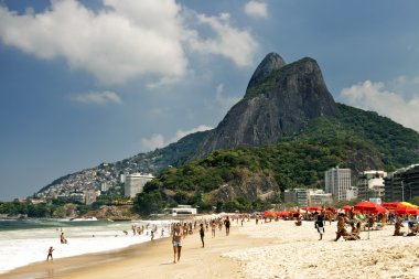 İnsanlar rahatlatıcı, güneşlenme, yürüme, Rio de Janeiro Ipanema plajında denizin içinde bir sıcak, güneşli gün oynamak
