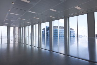 Boş modern ofis Oda büyük pencereler ve zemin üzerine düşünceler.