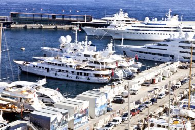 Süper Yat, yelkenli tekne ve bir iskele ile park etmiş arabaların tarafından Monte Carlo, Monaco limanına demirledi gemi.