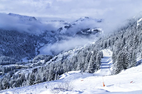 Fransız chalets ile tatil Flaine içinde Grand büyük Alpleri'nde Kayak, apartman blokları, çam ormanı ve tesisi, bir sisli kış gününde