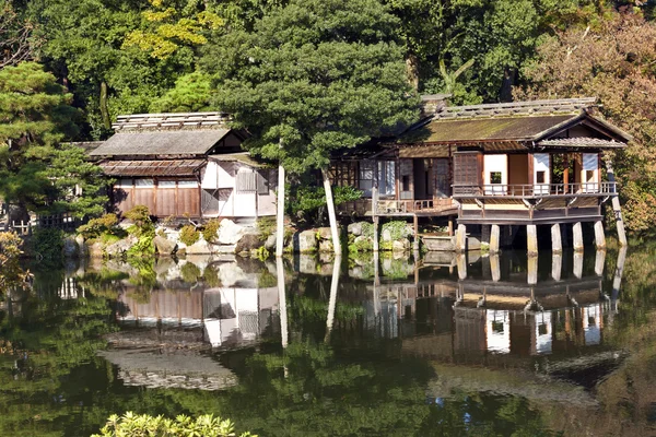 Viejas casas de té japonesas tradicionales en el borde de un lago . — Foto de Stock