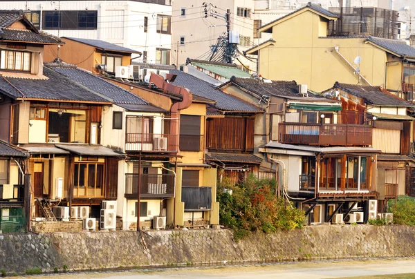 Japan, Kyoto city riverside traditionella hus. — Stockfoto