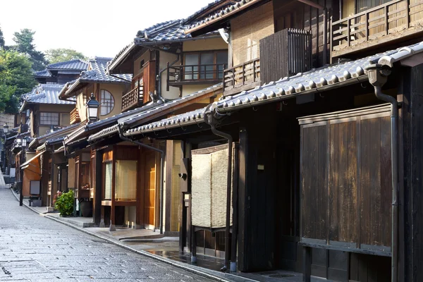 Calle de viejas casas de madera japonesas — Foto de Stock