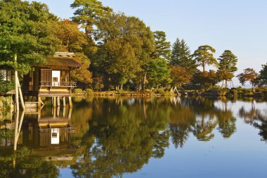 Geleneksel Japon eski çay evin bahçesinde fotoğraf ağaçlarda sonbahar renkleri ve su yansımalar