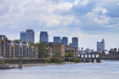 Thames Nehri ve İskele evleri üzerinden Kanarya Wharf Docklands ofis binaları görünüm