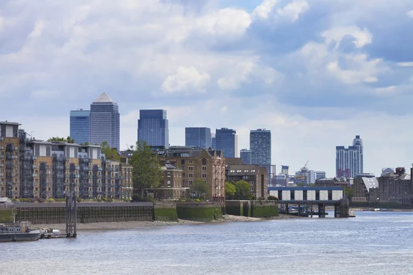 Canary Wharf Docklands urząd budynków widok na Thames river i estakada domy — Zdjęcie stockowe