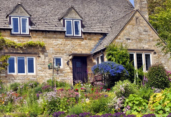 Maison de campagne en pierre anglaise — Photo