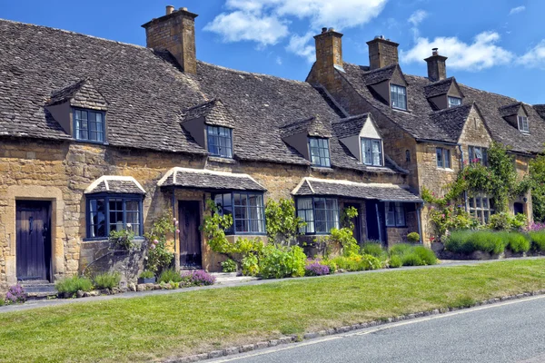 Row of  traditional English cottages in a village — Stock Photo, Image