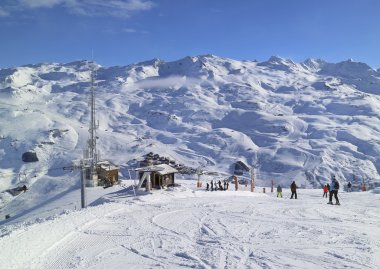 Kayak ve yokuş aşağı Masse Bakırlı yakınındaki sandalye Asansör, 3 vadiler Ski Resort Les Menuires köyde yukarıda üzerinde üzerinde güneşli kış günü snowboard insanlar.