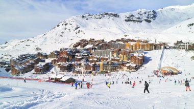 Kayakçı ve snowboard düşkünleri Val Thorens Fransız köyünde, Avrupa'nın en yüksek kayak merkezi olacak geniş bir yamaç. Karlı Alp zirveleri ile yokuş aşağı pistes Alp Köyü çevreleyen.