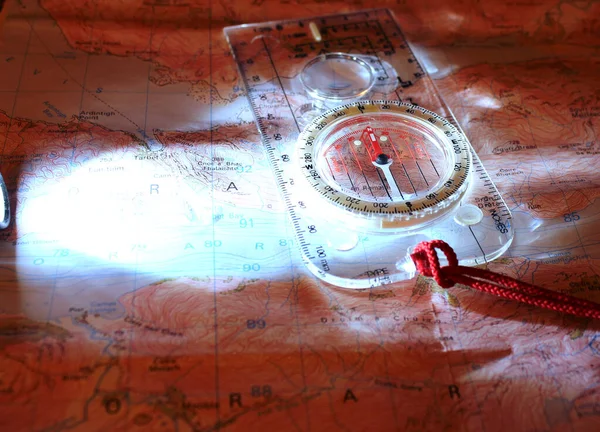 Orienteering Bússola Lado Iluminado Por Tocha Descansando Mapa Imagens De Bancos De Imagens