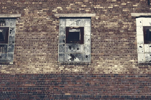 Trois fenêtres industrielles d'usine — Photo