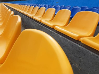 Stadyumda mavi ve sarı koltuklar boş.