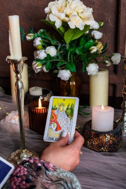 Tarot kartlarında falcılık, sihirli ayinler için mumlar..