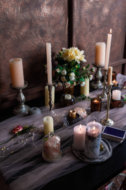 Tarot kartlarında falcılık, sihirli ayinler için mumlar..