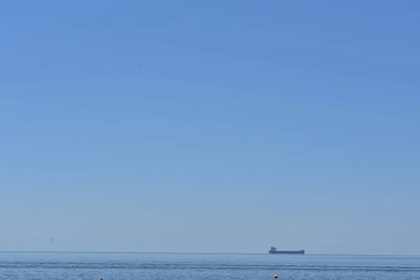 遠くの海での船 — ストック写真