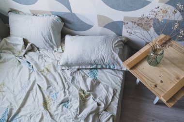 Beyaz yastıklar, yorgan ve yorgan kılıfı. Beyaz çarşaf. Yatak odası, yatak ve yatak. 